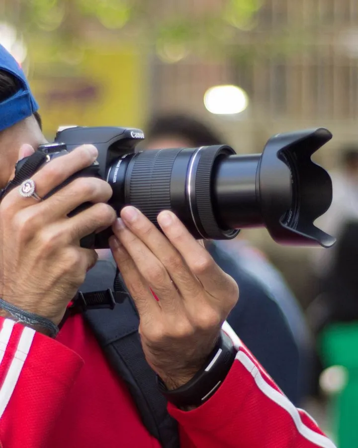 Fotógrafo fotografando um evento